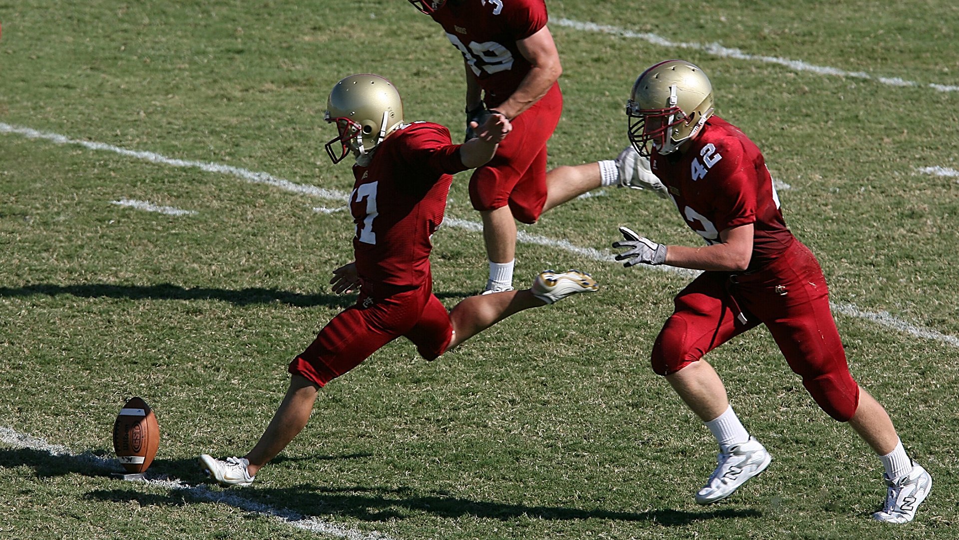 爱游戏体育客户端-“火热每一秒：激燃的赛车激情”，赛车激烈角逐的场面描写